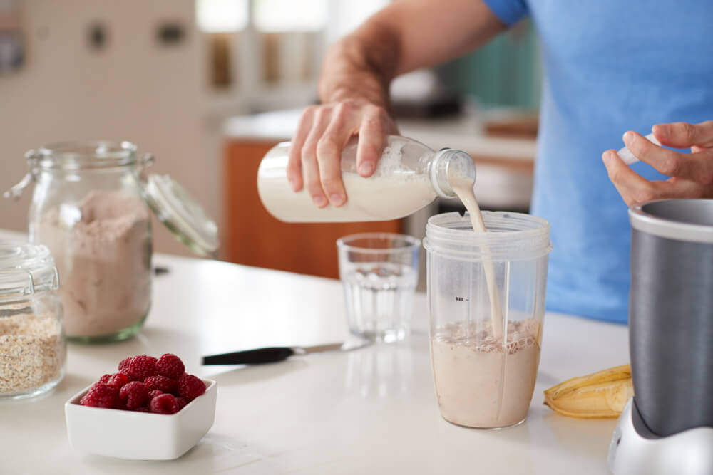 Muž si připravuje proteinový drink v mixéru